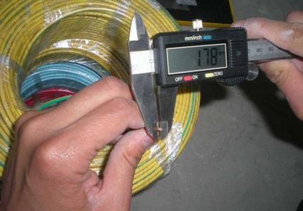 装修监理正在用卡尺对电线的直径进行检查