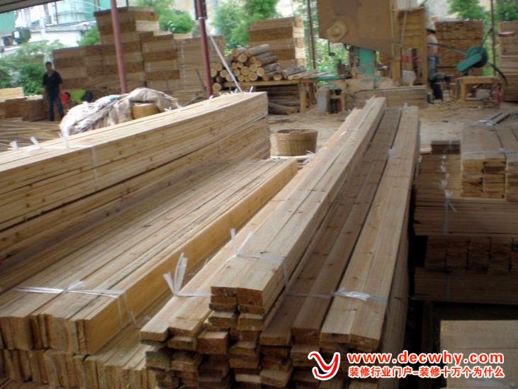 木材加工厂的工人加工好的装修木材