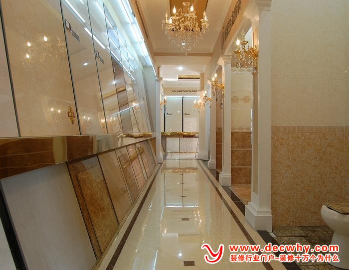 家装前去一家规模较大的卖场挑选瓷砖