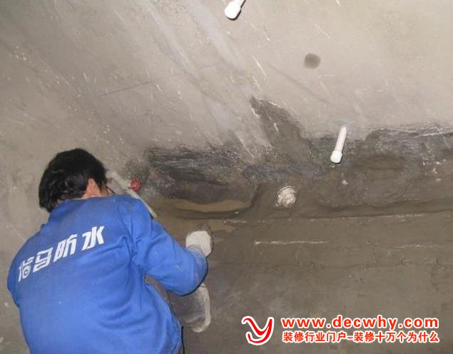 防水公司正在卫生间做防水施工样板