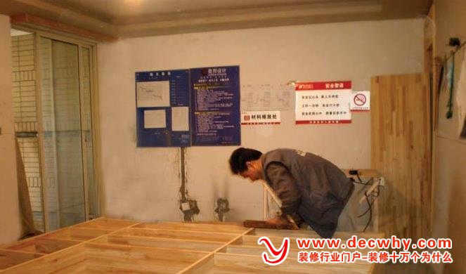 木工师傅正在装修现场做柜子