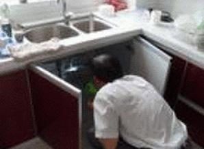 工人师傅刚把洗菜盆安装好