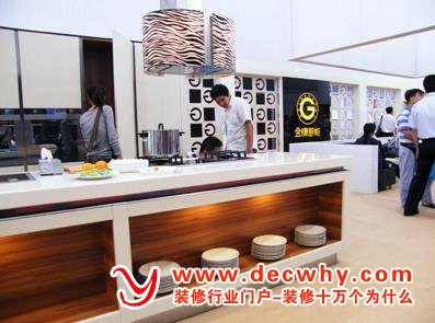 消费者正在厨柜卖场挑选质量好的厨柜