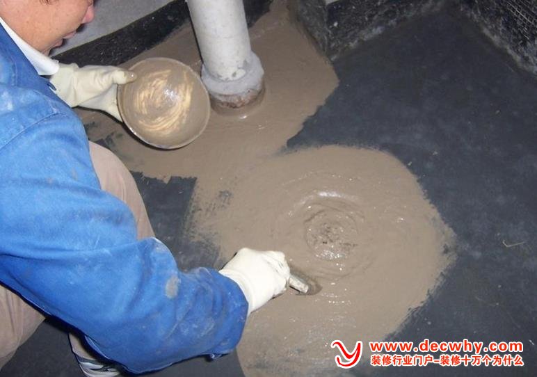 工人师傅正在做卫生间防水