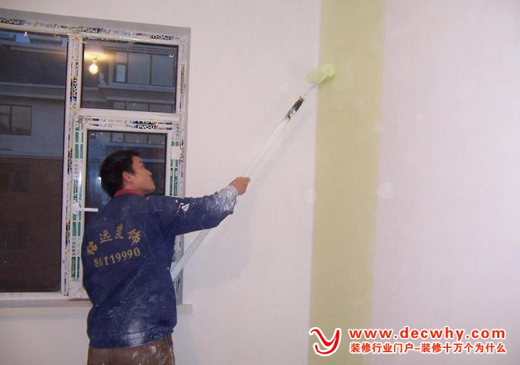家装工人正在刷乳胶漆