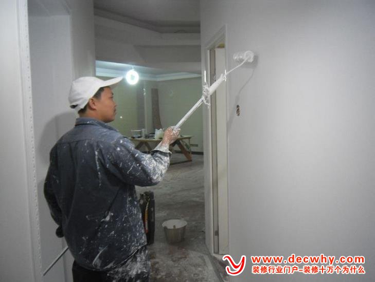 工人正在刷墙面乳胶漆