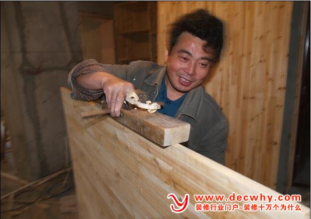 装修木工师傅正在做木门