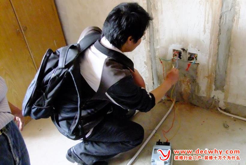 家装业主正在用万能表测量电路