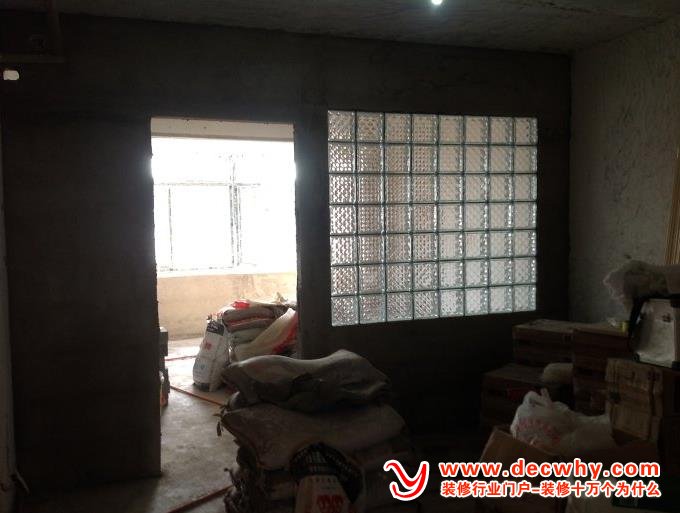 检查玻璃砖隔墙的工程质量