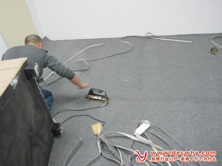 监督指导工人铺好地毯