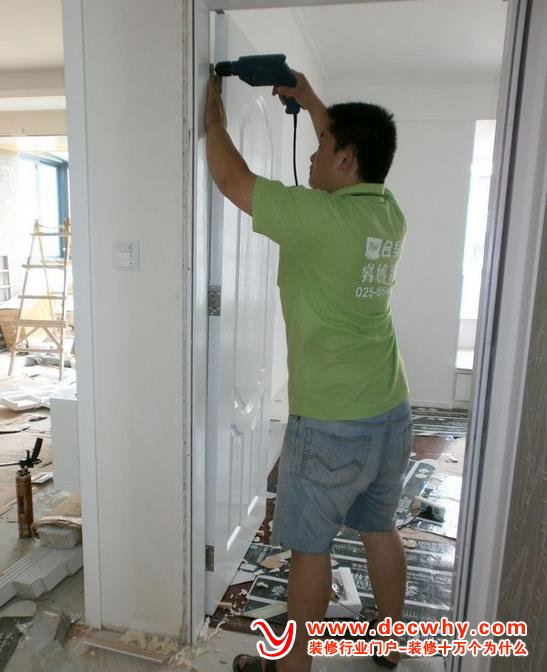 要监督工人把门安装好