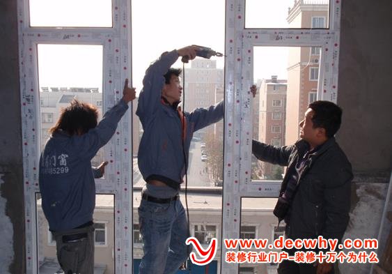 工人正在安装塑钢门窗
