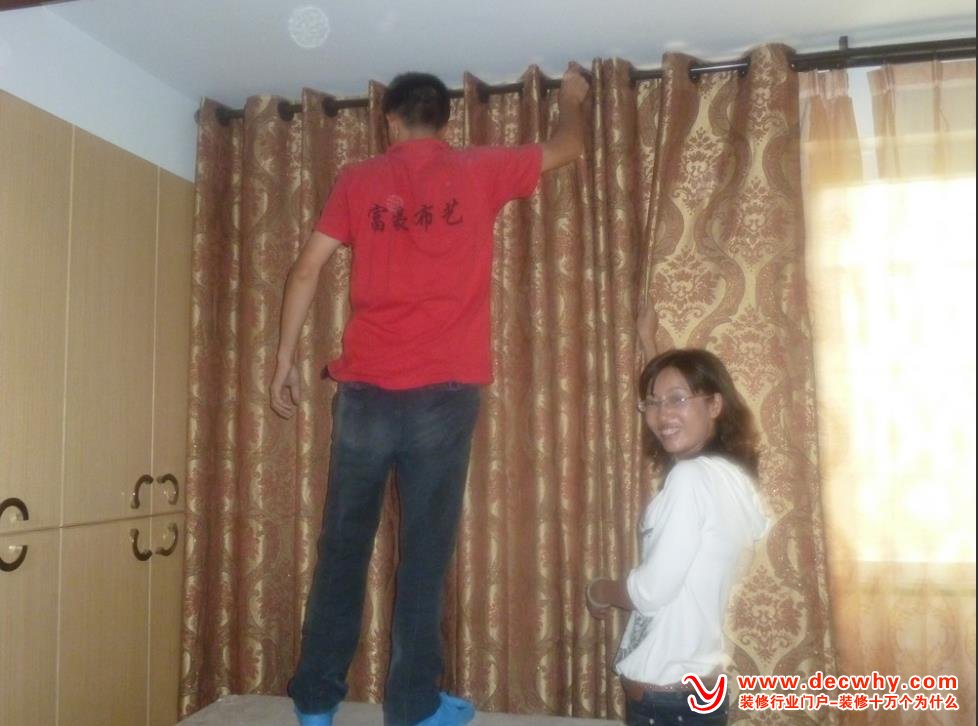 网友正在家里请人装窗帘，在一边监督