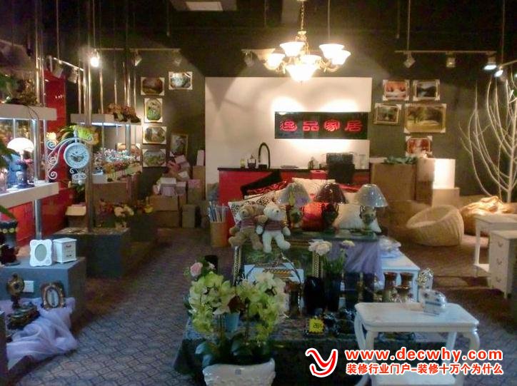 家居饰品店内摆放的各种家居装饰品