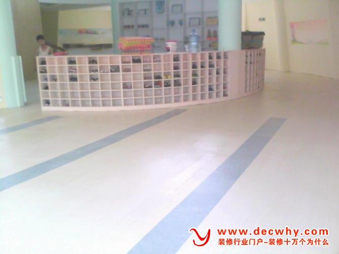 本照片上的地面为塑料地板铺设效果
