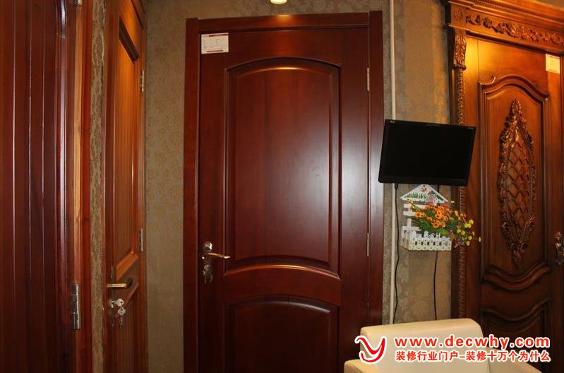 卖场里的实木复合门样板