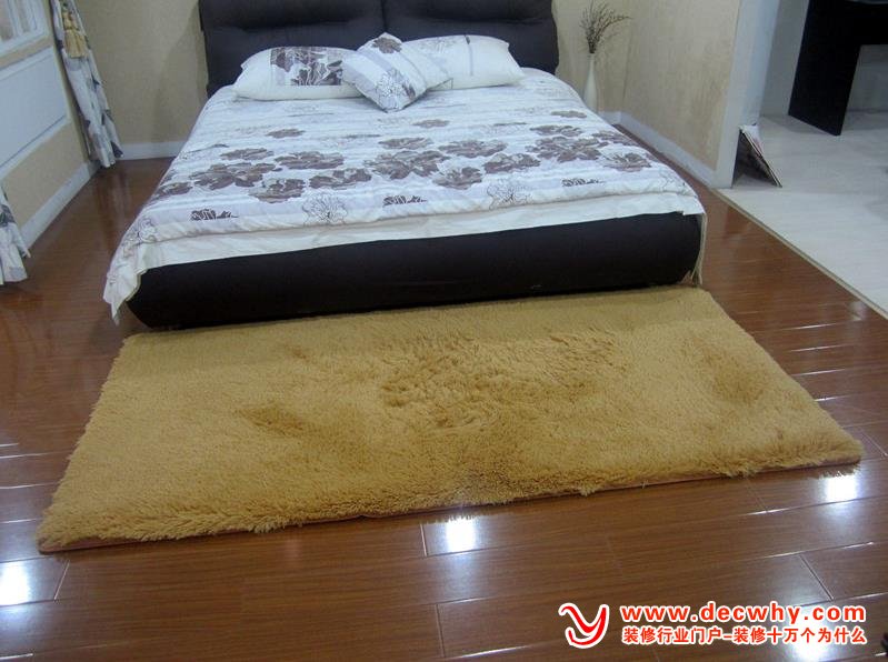 主卧床尾地面铺的纯毛地毯