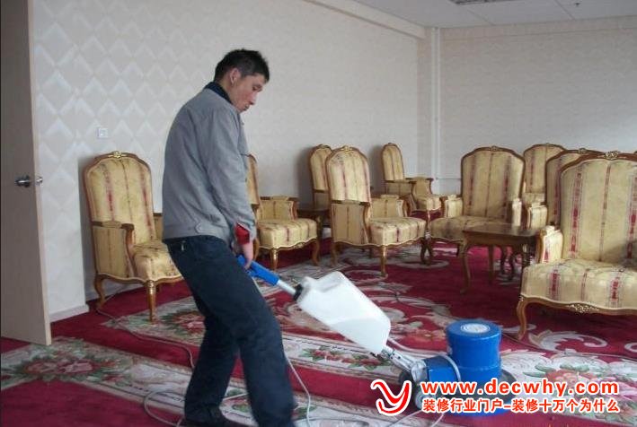 工人正在用专业工具清洗保养地毯