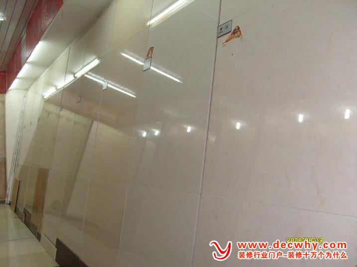 卖场里各种材质的抛光砖样品