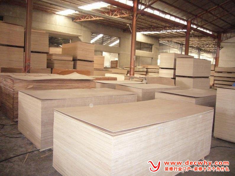 木材加工厂里堆放的加工好的胶合板