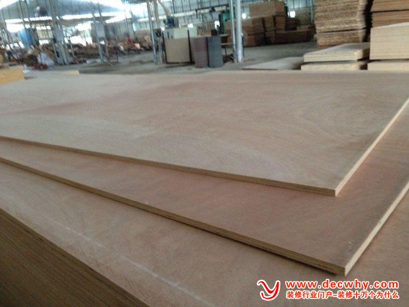 木材加工厂刚刚加工好的胶合板