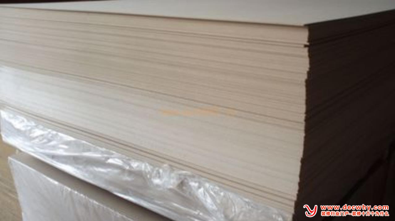 家具厂仓库堆放的纤维板