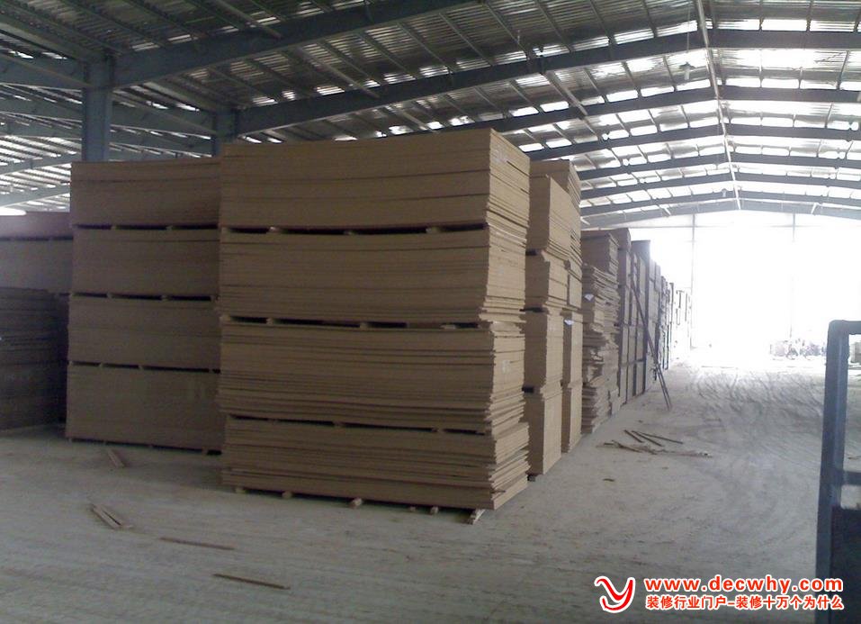 仓库堆放的中纤板