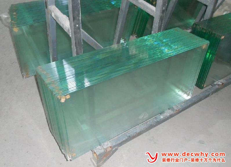 钢化玻璃厂加工好的钢化玻璃成品照片