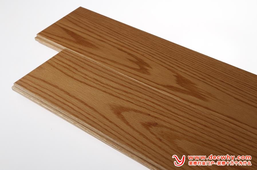 实木地板平整度，接缝大小的拼接检查要仔细