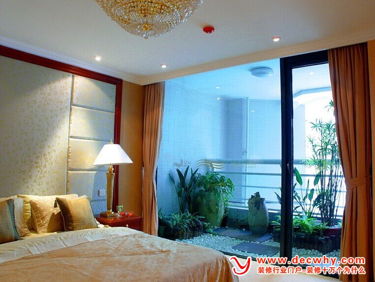 带阳台的卧室